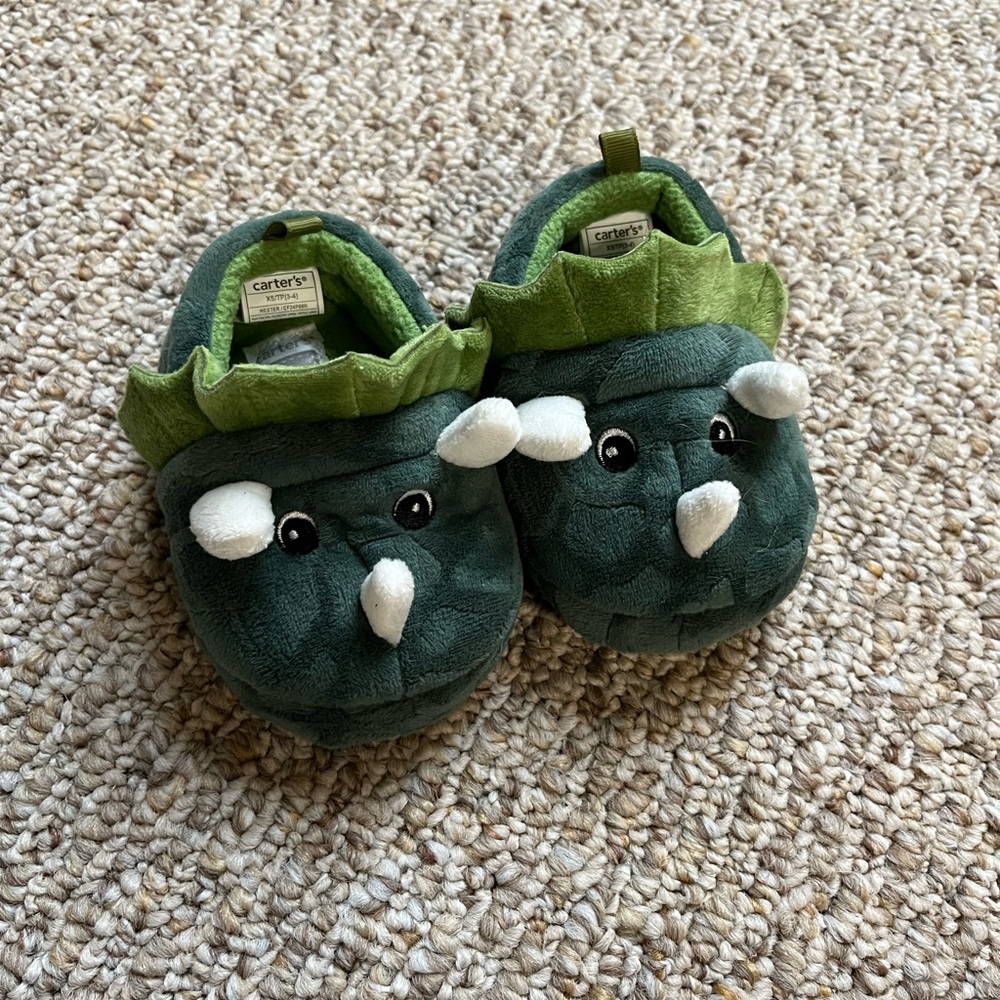 Carter’s green dinosaur slippers size 3/4 (xs)